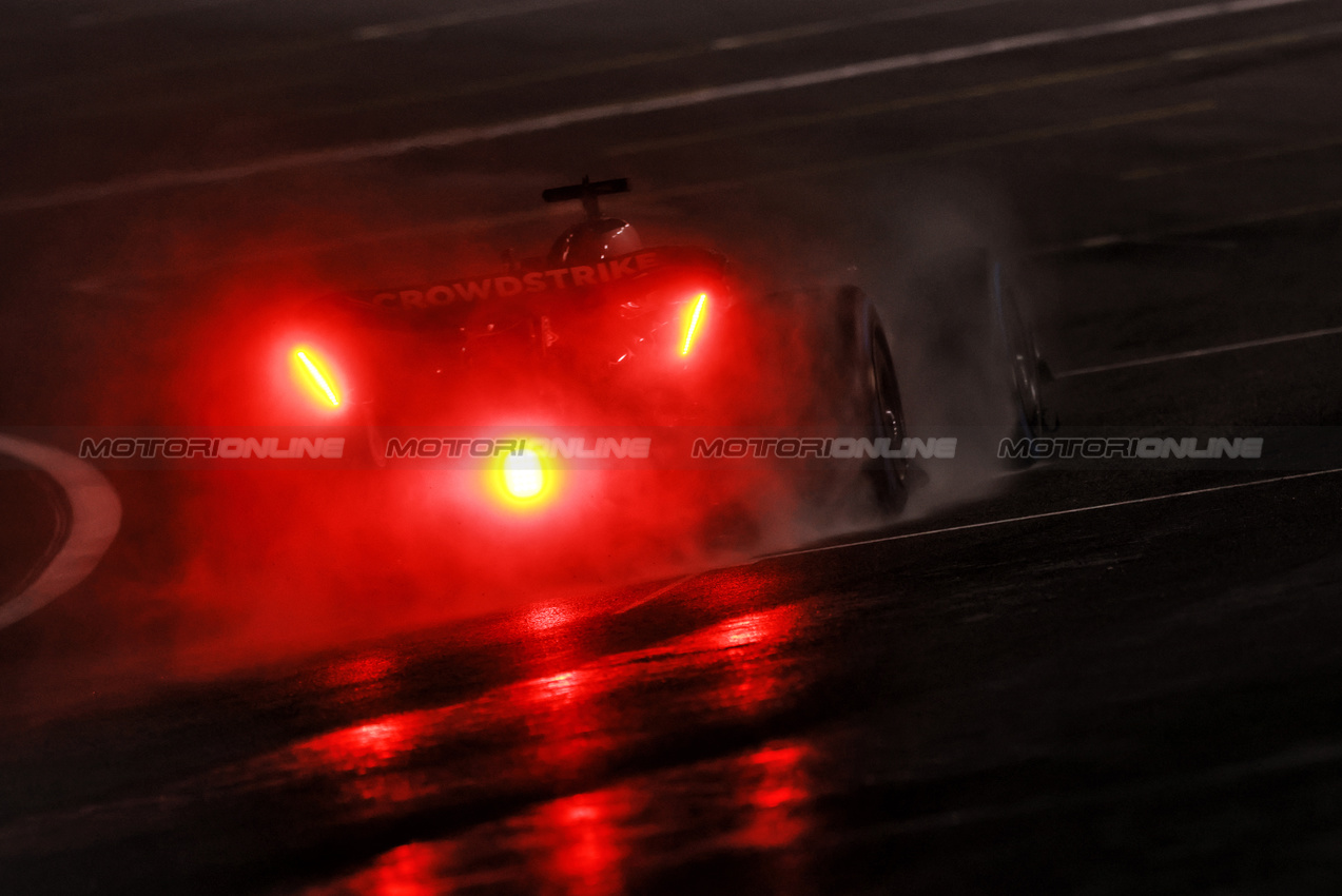 GP LAS VEGAS, George Russell (GBR) Mercedes AMG F1 W16.
21.11.2025. Formula 1 World Championship, Rd 22, Las Vegas Grand Prix, Las Vegas, Nevada, USA, Qualifiche Day.
- www.xpbimages.com, EMail: requests@xpbimages.com © Copyright: Moy / XPB Images