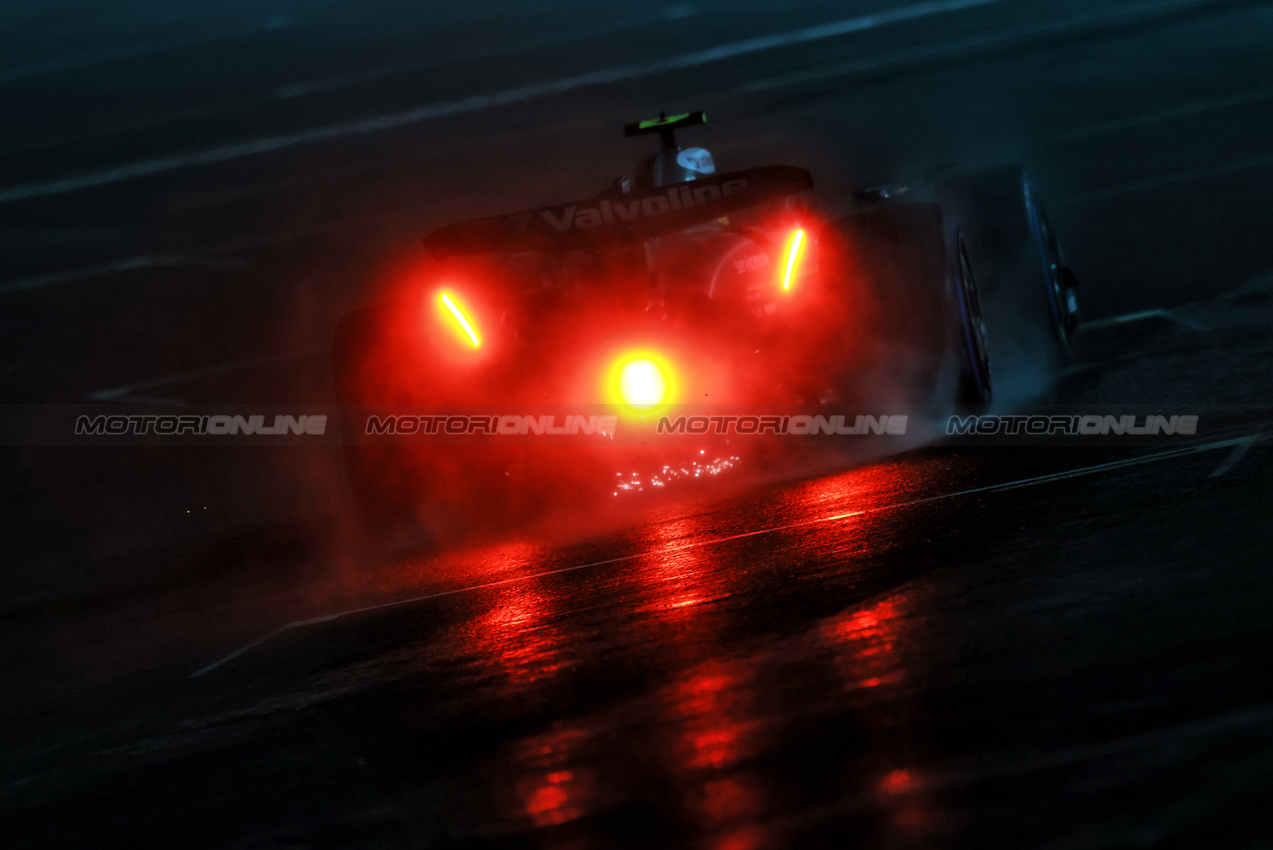 GP LAS VEGAS, Fernando Alonso (ESP) Aston Martin F1 Team AMR25.
21.11.2025. Formula 1 World Championship, Rd 22, Las Vegas Grand Prix, Las Vegas, Nevada, USA, Qualifiche Day.
- www.xpbimages.com, EMail: requests@xpbimages.com © Copyright: Moy / XPB Images