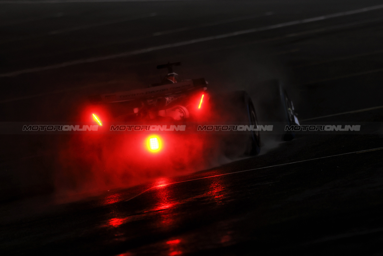 GP LAS VEGAS, Esteban Ocon (FRA) Haas VF-25.
21.11.2025. Formula 1 World Championship, Rd 22, Las Vegas Grand Prix, Las Vegas, Nevada, USA, Qualifiche Day.
- www.xpbimages.com, EMail: requests@xpbimages.com © Copyright: Moy / XPB Images