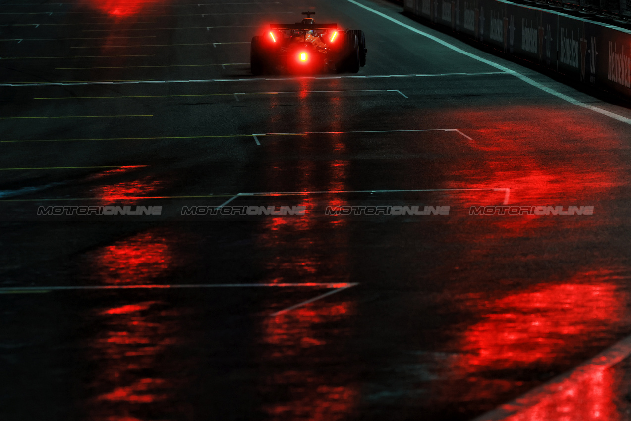 GP LAS VEGAS, Oscar Piastri (AUS) McLaren MCL39.

21.11.2025. Formula 1 World Championship, Rd 22, Las Vegas Grand Prix, Las Vegas, Nevada, USA, Qualifiche Day.

- www.xpbimages.com, EMail: requests@xpbimages.com © Copyright: Moy / XPB Images