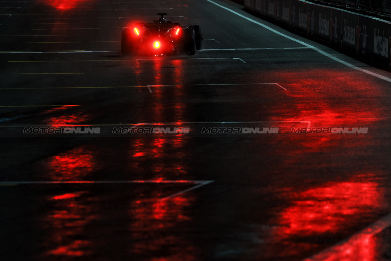 GP LAS VEGAS, George Russell (GBR) Mercedes AMG F1 W16.
21.11.2025. Formula 1 World Championship, Rd 22, Las Vegas Grand Prix, Las Vegas, Nevada, USA, Qualifiche Day.
- www.xpbimages.com, EMail: requests@xpbimages.com © Copyright: Moy / XPB Images