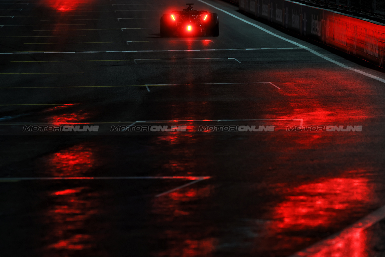 GP LAS VEGAS, George Russell (GBR) Mercedes AMG F1 W16.
21.11.2025. Formula 1 World Championship, Rd 22, Las Vegas Grand Prix, Las Vegas, Nevada, USA, Qualifiche Day.
- www.xpbimages.com, EMail: requests@xpbimages.com © Copyright: Moy / XPB Images