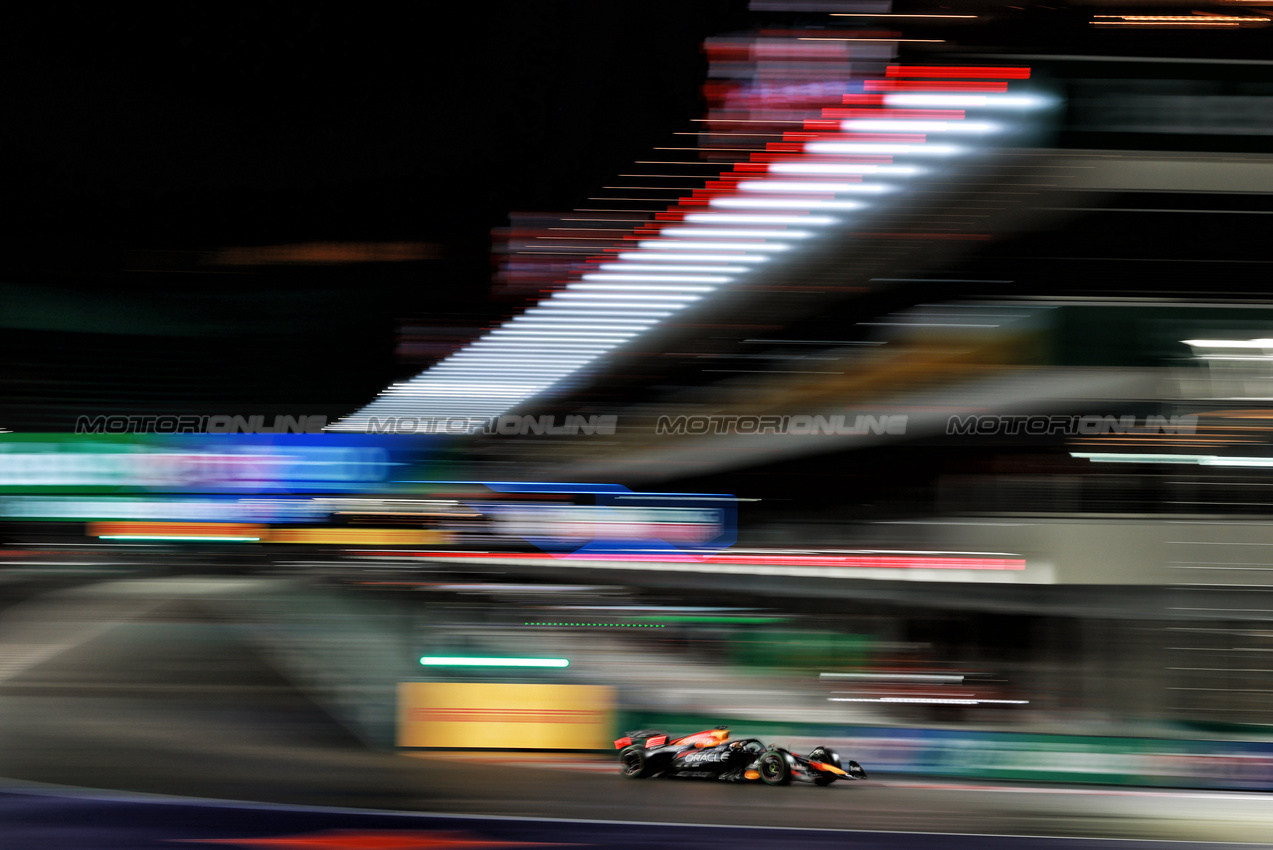 GP LAS VEGAS, Max Verstappen (NLD) Red Bull Racing RB21.

21.11.2025. Formula 1 World Championship, Rd 22, Las Vegas Grand Prix, Las Vegas, Nevada, USA, Qualifiche Day.

- www.xpbimages.com, EMail: requests@xpbimages.com © Copyright: Moy / XPB Images