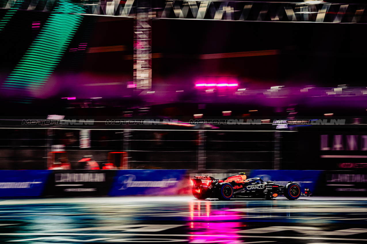 GP LAS VEGAS, Yuki Tsunoda (JPN) Red Bull Racing RB21.
21.11.2025. Formula 1 World Championship, Rd 22, Las Vegas Grand Prix, Las Vegas, Nevada, USA, Qualifiche Day.
- www.xpbimages.com, EMail: requests@xpbimages.com © Copyright: Patching / XPB Images