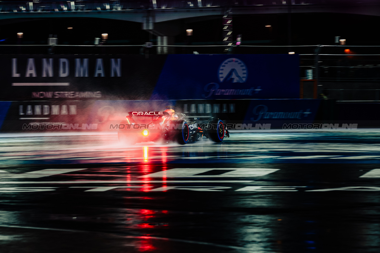 GP LAS VEGAS, Max Verstappen (NLD) Red Bull Racing RB21.
21.11.2025. Formula 1 World Championship, Rd 22, Las Vegas Grand Prix, Las Vegas, Nevada, USA, Qualifiche Day.
- www.xpbimages.com, EMail: requests@xpbimages.com © Copyright: Patching / XPB Images