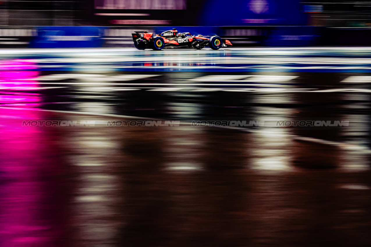 GP LAS VEGAS, Oscar Piastri (AUS) McLaren MCL39.
21.11.2025. Formula 1 World Championship, Rd 22, Las Vegas Grand Prix, Las Vegas, Nevada, USA, Qualifiche Day.
- www.xpbimages.com, EMail: requests@xpbimages.com © Copyright: Patching / XPB Images