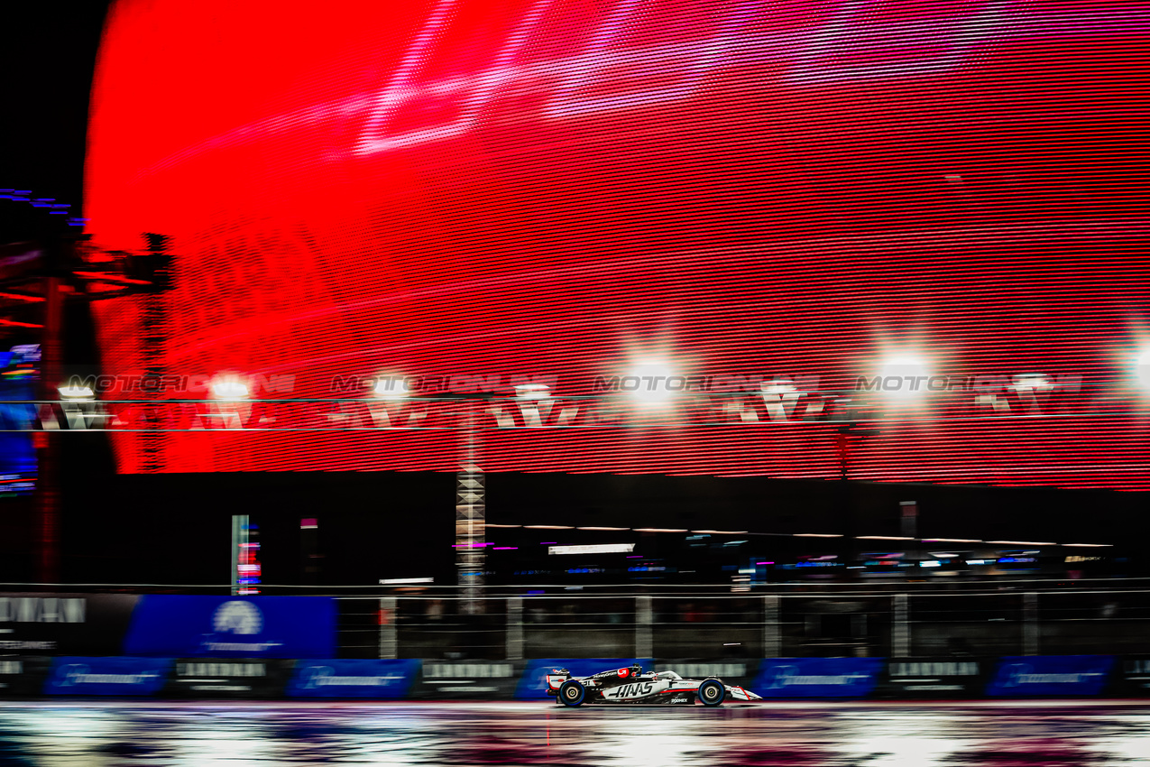 GP LAS VEGAS, Esteban Ocon (FRA) Haas VF-25.
21.11.2025. Formula 1 World Championship, Rd 22, Las Vegas Grand Prix, Las Vegas, Nevada, USA, Qualifiche Day.
- www.xpbimages.com, EMail: requests@xpbimages.com © Copyright: Patching / XPB Images