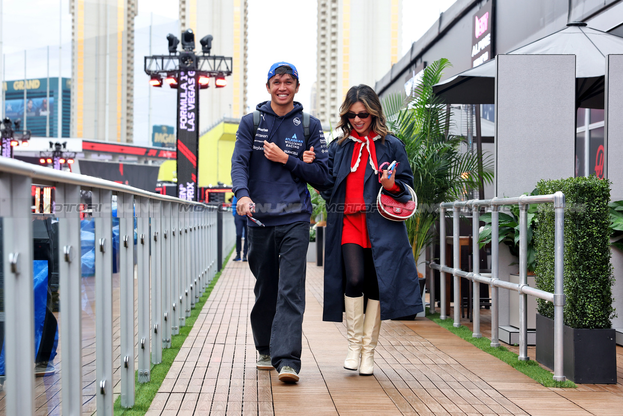 GP LAS VEGAS, (L to R): Alexander Albon (THA) Atlassian Williams Racing with Domenica Muni Lily He (CHN) Professional Golfer.
21.11.2025. Formula 1 World Championship, Rd 22, Las Vegas Grand Prix, Las Vegas, Nevada, USA, Qualifiche Day.
- www.xpbimages.com, EMail: requests@xpbimages.com © Copyright: Bearne / XPB Images