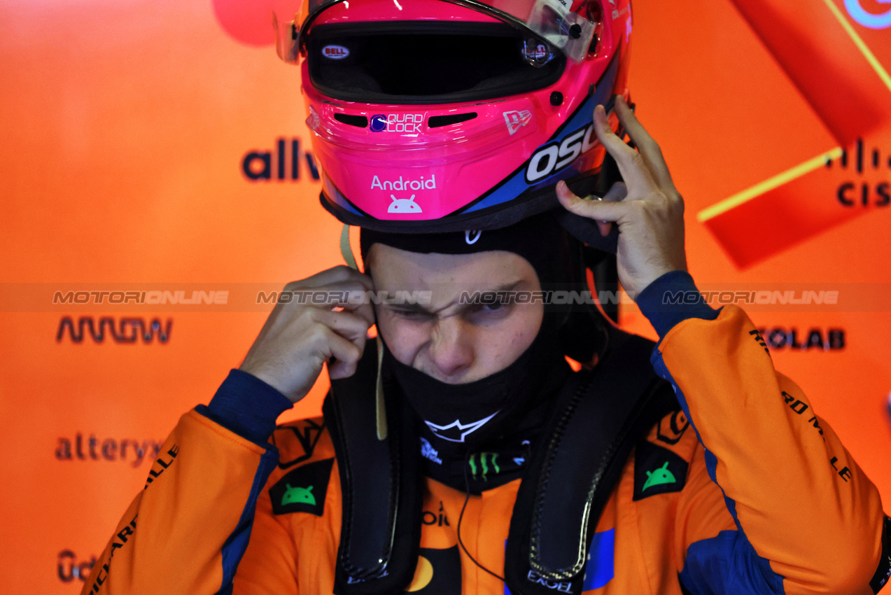 GP LAS VEGAS, Oscar Piastri (AUS) McLaren.
21.11.2025. Formula 1 World Championship, Rd 22, Las Vegas Grand Prix, Las Vegas, Nevada, USA, Qualifiche Day.
- www.xpbimages.com, EMail: requests@xpbimages.com © Copyright: Batchelor / XPB Images