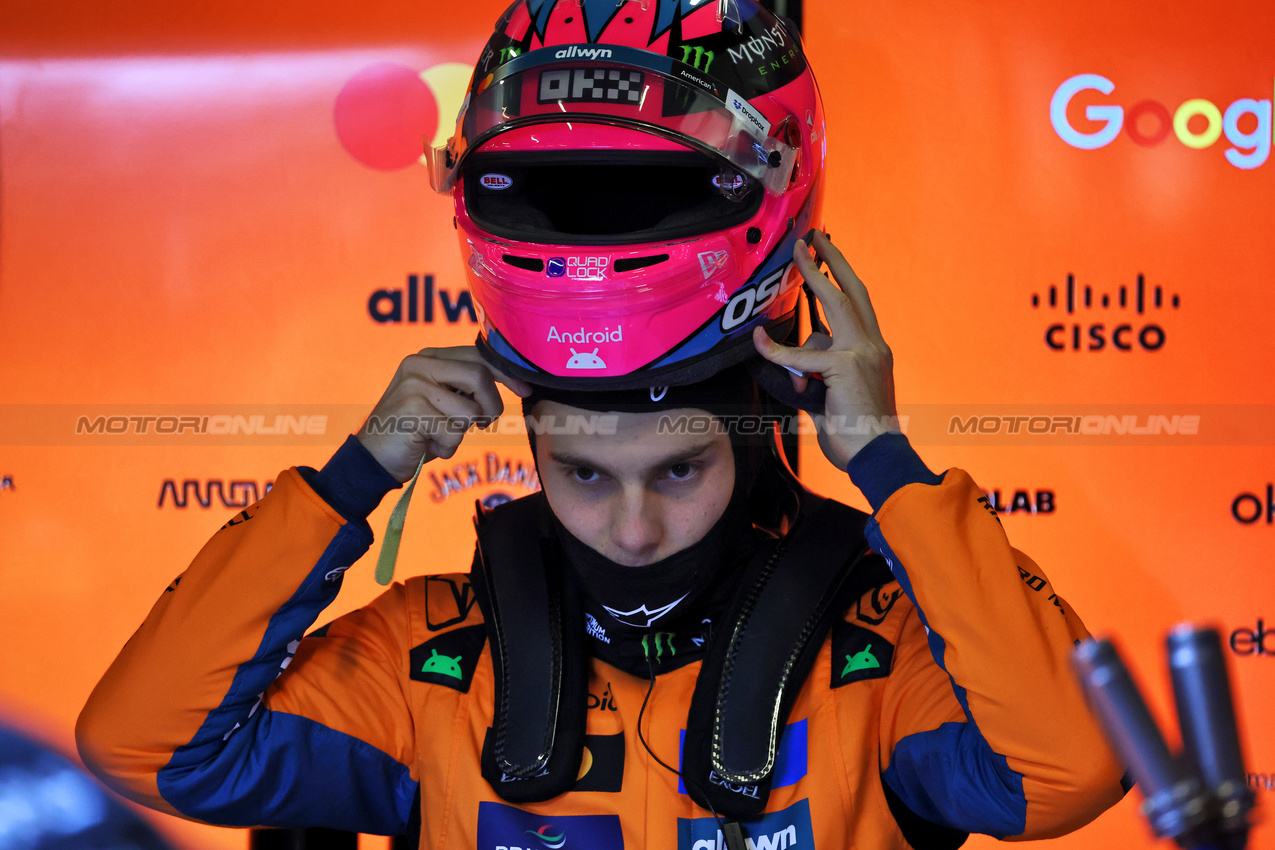 GP LAS VEGAS, Oscar Piastri (AUS) McLaren.
21.11.2025. Formula 1 World Championship, Rd 22, Las Vegas Grand Prix, Las Vegas, Nevada, USA, Qualifiche Day.
- www.xpbimages.com, EMail: requests@xpbimages.com © Copyright: Batchelor / XPB Images