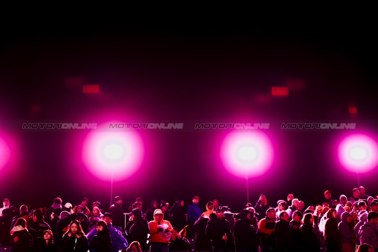 GP LAS VEGAS, Circuit Atmosfera - fans in the grandstand.
21.11.2025. Formula 1 World Championship, Rd 22, Las Vegas Grand Prix, Las Vegas, Nevada, USA, Qualifiche Day.
- www.xpbimages.com, EMail: requests@xpbimages.com © Copyright: Patching / XPB Images