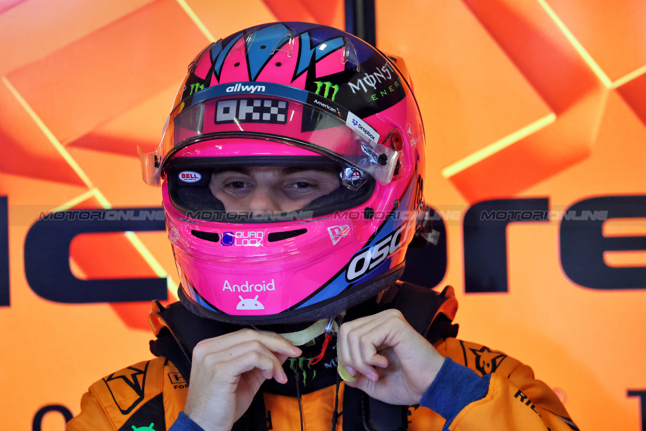 GP LAS VEGAS, Oscar Piastri (AUS) McLaren.

21.11.2025. Formula 1 World Championship, Rd 22, Las Vegas Grand Prix, Las Vegas, Nevada, USA, Qualifiche Day.

- www.xpbimages.com, EMail: requests@xpbimages.com © Copyright: Batchelor / XPB Images