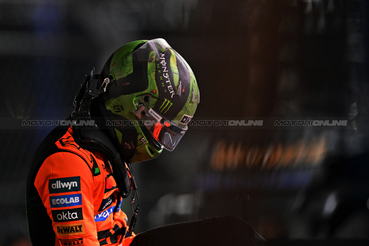 GP LAS VEGAS, Pole sitter Lando Norris (GBR) McLaren in qualifying parc ferme.
21.11.2025. Formula 1 World Championship, Rd 22, Las Vegas Grand Prix, Las Vegas, Nevada, USA, Qualifiche Day.
- www.xpbimages.com, EMail: requests@xpbimages.com © Copyright: Price / XPB Images