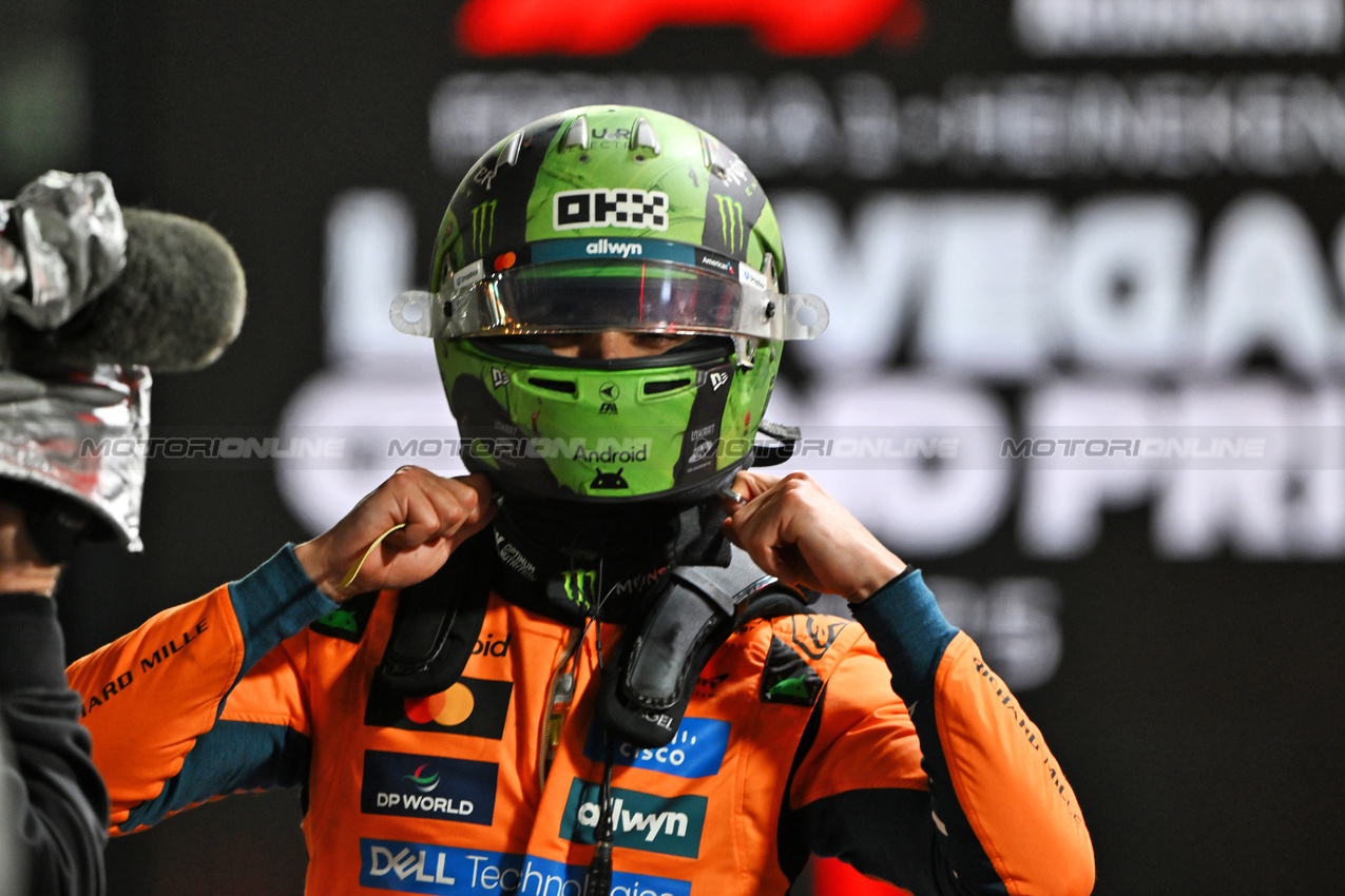 GP LAS VEGAS, Pole sitter Lando Norris (GBR) McLaren in qualifying parc ferme.
21.11.2025. Formula 1 World Championship, Rd 22, Las Vegas Grand Prix, Las Vegas, Nevada, USA, Qualifiche Day.
- www.xpbimages.com, EMail: requests@xpbimages.com © Copyright: Price / XPB Images
