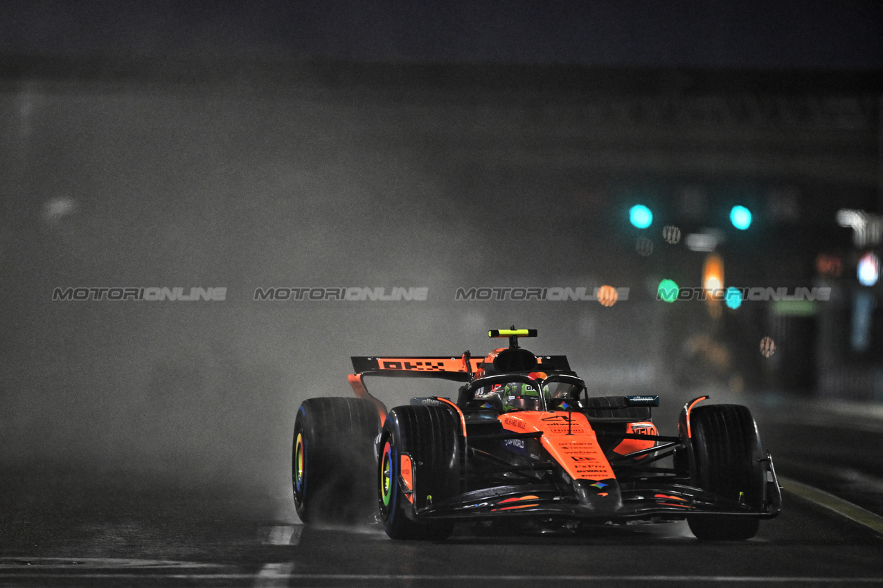 GP LAS VEGAS, Lando Norris (GBR) McLaren MCL39.
21.11.2025. Formula 1 World Championship, Rd 22, Las Vegas Grand Prix, Las Vegas, Nevada, USA, Qualifiche Day.
- www.xpbimages.com, EMail: requests@xpbimages.com © Copyright: Price / XPB Images