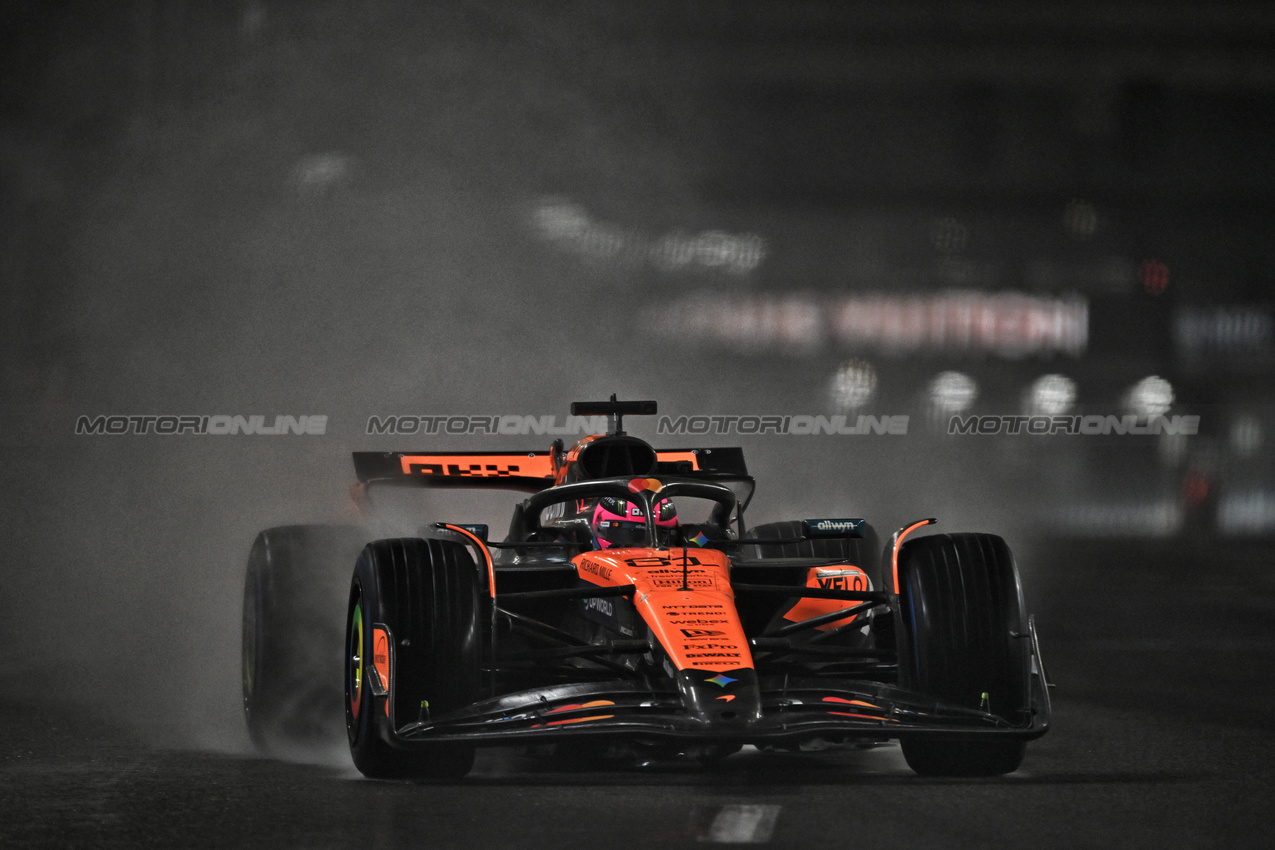 GP LAS VEGAS, Oscar Piastri (AUS) McLaren MCL39.
21.11.2025. Formula 1 World Championship, Rd 22, Las Vegas Grand Prix, Las Vegas, Nevada, USA, Qualifiche Day.
- www.xpbimages.com, EMail: requests@xpbimages.com © Copyright: Price / XPB Images