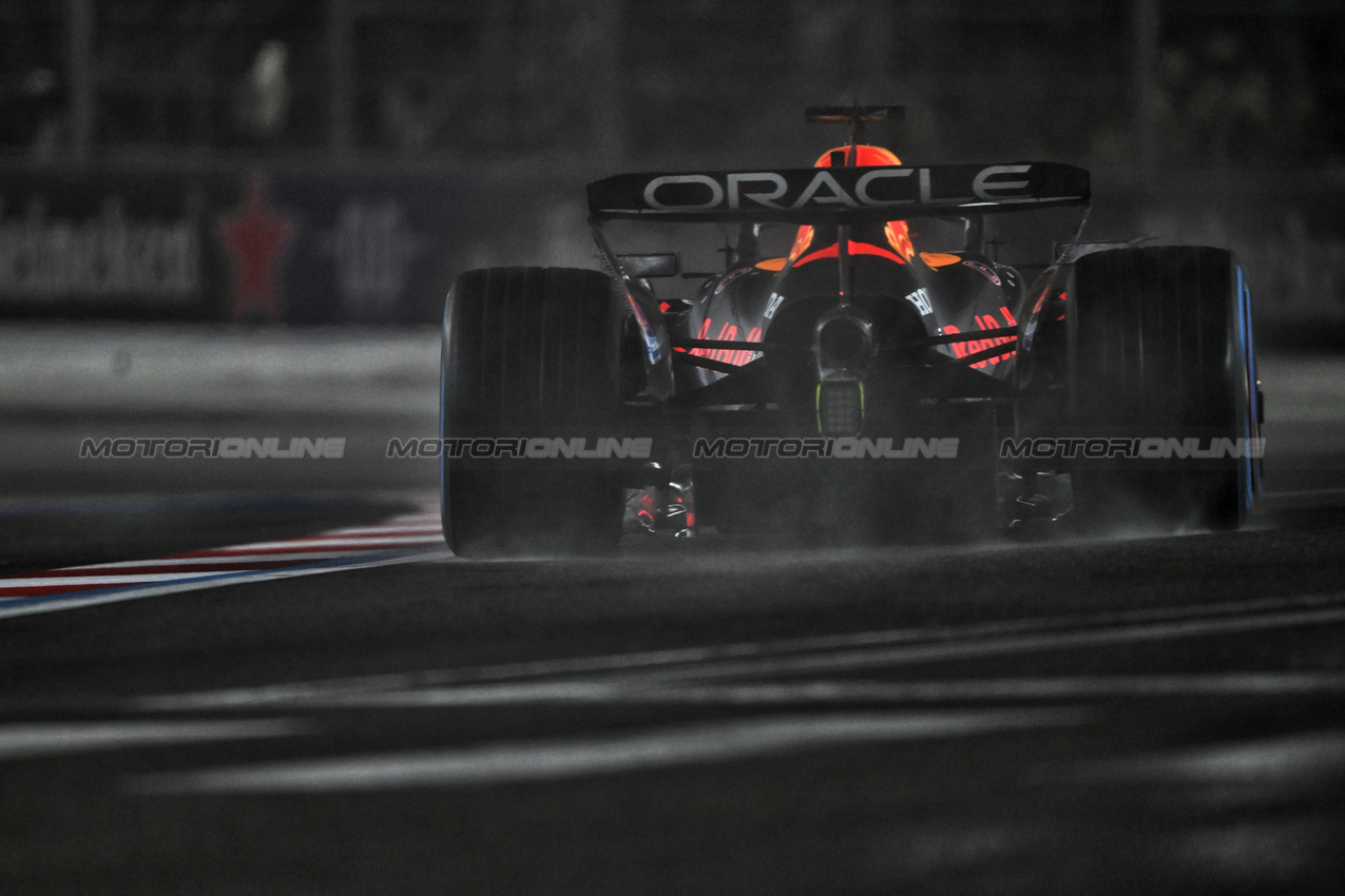 GP LAS VEGAS, Max Verstappen (NLD) Red Bull Racing RB21.

21.11.2025. Formula 1 World Championship, Rd 22, Las Vegas Grand Prix, Las Vegas, Nevada, USA, Qualifiche Day.

- www.xpbimages.com, EMail: requests@xpbimages.com © Copyright: Price	/ XPB Images