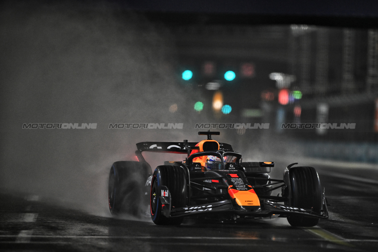 GP LAS VEGAS, Max Verstappen (NLD) Red Bull Racing RB21.

21.11.2025. Formula 1 World Championship, Rd 22, Las Vegas Grand Prix, Las Vegas, Nevada, USA, Qualifiche Day.

- www.xpbimages.com, EMail: requests@xpbimages.com © Copyright: Price	/ XPB Images