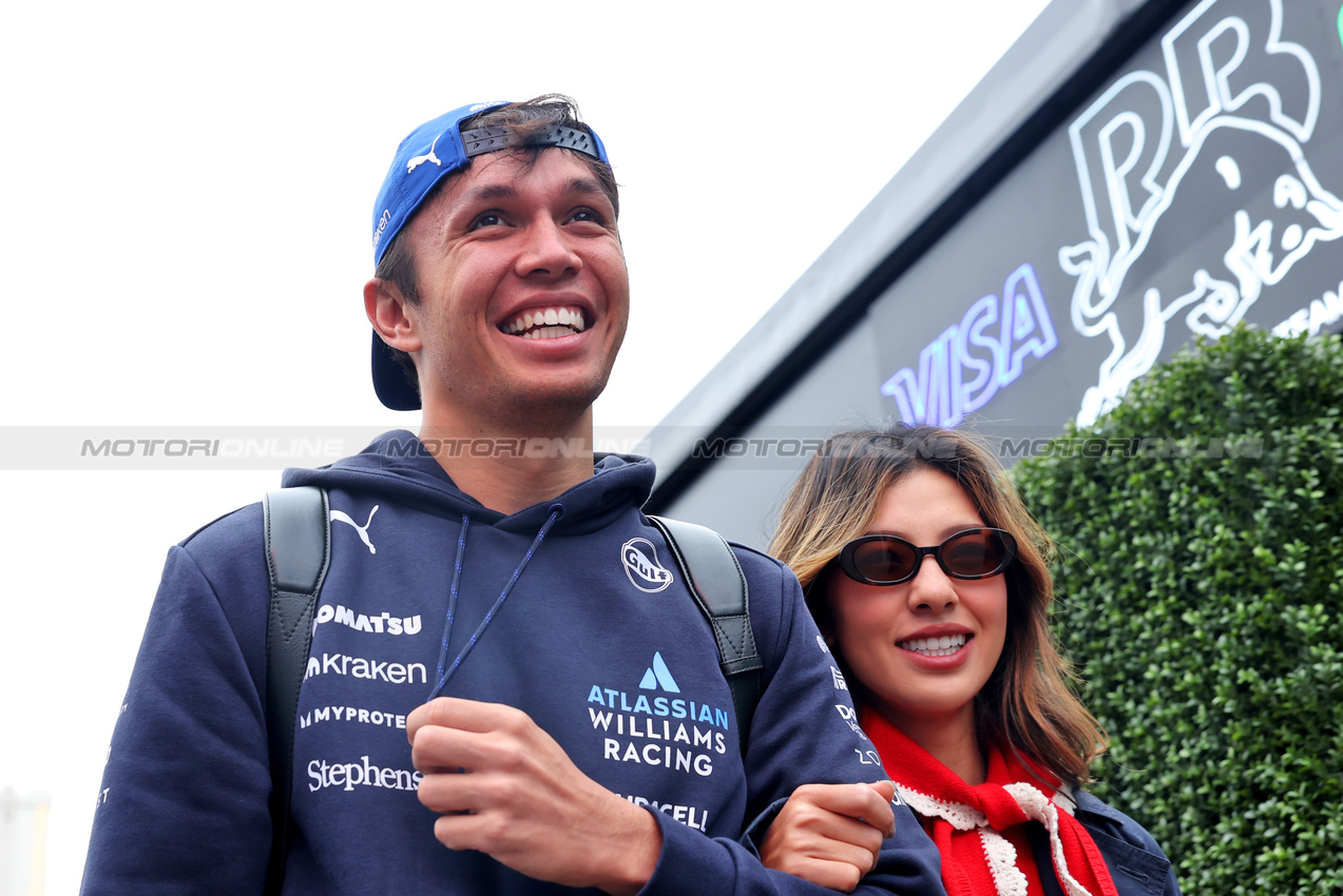 GP LAS VEGAS, (L to R): Alexander Albon (THA) Atlassian Williams Racing with Domenica Muni Lily He (CHN) Professional Golfer.
21.11.2025. Formula 1 World Championship, Rd 22, Las Vegas Grand Prix, Las Vegas, Nevada, USA, Qualifiche Day.
- www.xpbimages.com, EMail: requests@xpbimages.com © Copyright: Bearne / XPB Images
