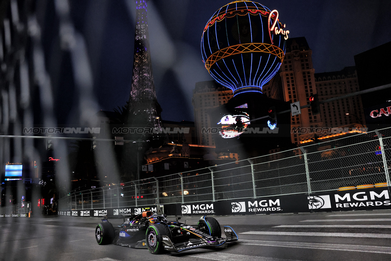 GP LAS VEGAS, Carlos Sainz (ESP) Atlassian Williams Racing FW47.

21.11.2025. Formula 1 World Championship, Rd 22, Las Vegas Grand Prix, Las Vegas, Nevada, USA, Qualifiche Day.

- www.xpbimages.com, EMail: requests@xpbimages.com © Copyright: Bearne / XPB Images