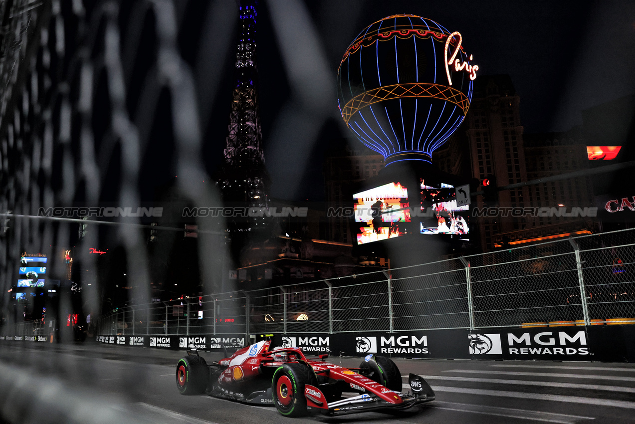 GP LAS VEGAS, Lewis Hamilton (GBR) Ferrari SF-25.
21.11.2025. Formula 1 World Championship, Rd 22, Las Vegas Grand Prix, Las Vegas, Nevada, USA, Qualifiche Day.
- www.xpbimages.com, EMail: requests@xpbimages.com © Copyright: Bearne / XPB Images