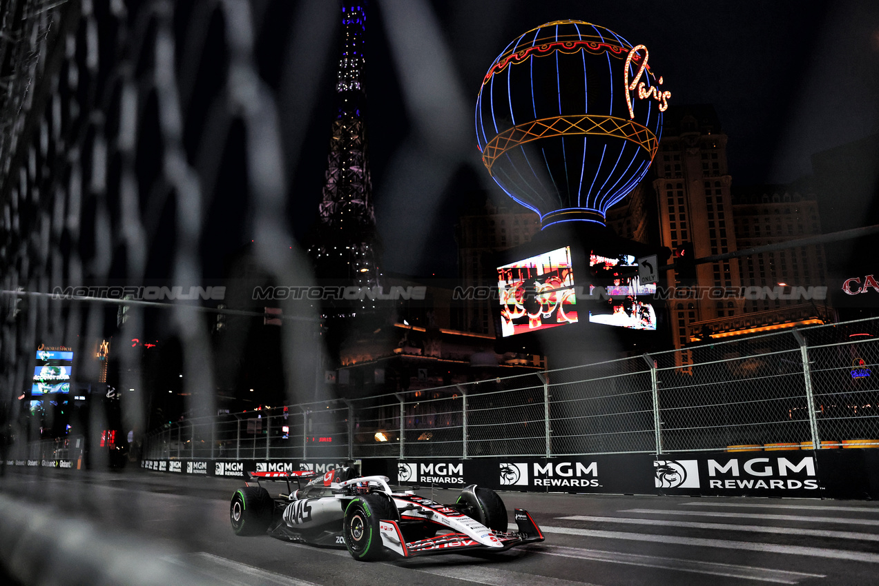 GP LAS VEGAS, Esteban Ocon (FRA) Haas VF-25.

21.11.2025. Formula 1 World Championship, Rd 22, Las Vegas Grand Prix, Las Vegas, Nevada, USA, Qualifiche Day.

- www.xpbimages.com, EMail: requests@xpbimages.com © Copyright: Bearne / XPB Images