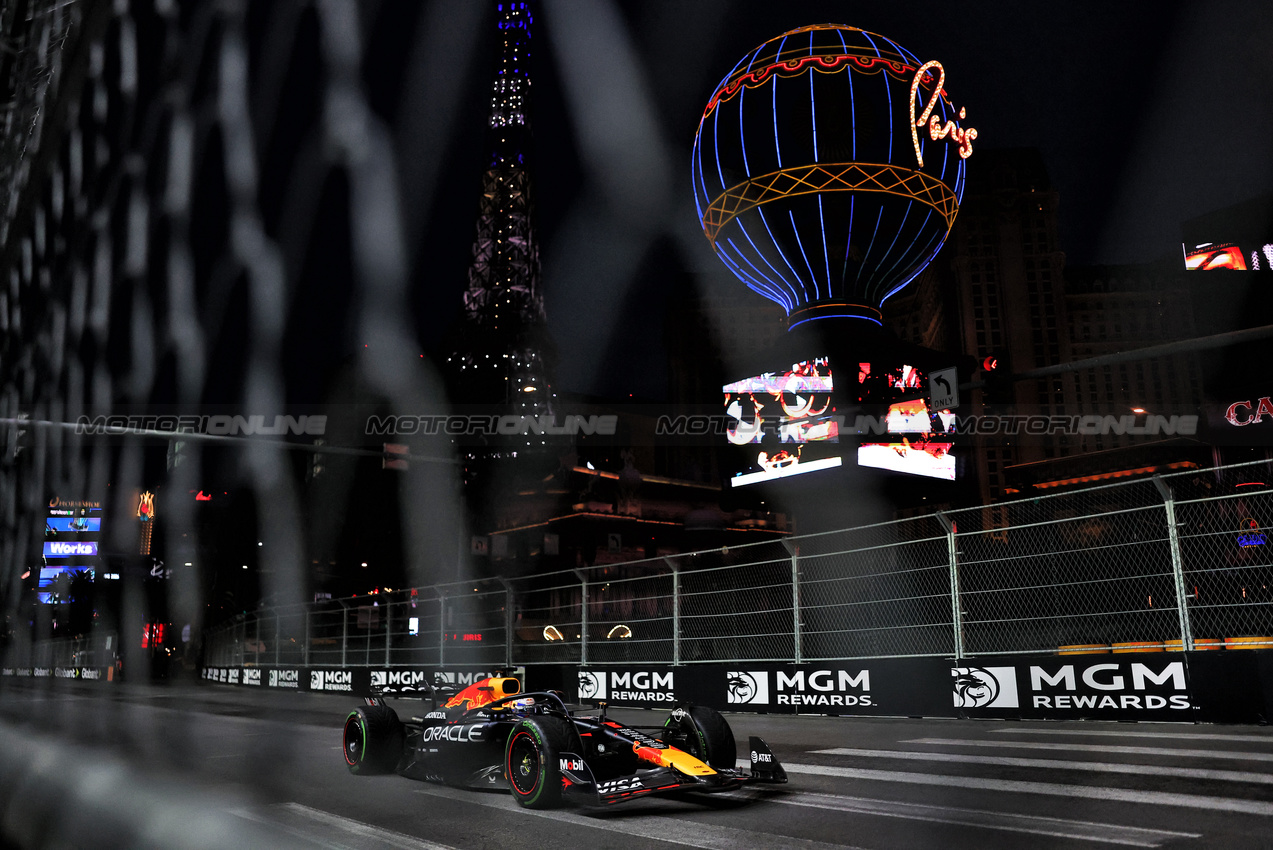 GP LAS VEGAS, Max Verstappen (NLD) Red Bull Racing RB21.
21.11.2025. Formula 1 World Championship, Rd 22, Las Vegas Grand Prix, Las Vegas, Nevada, USA, Qualifiche Day.
- www.xpbimages.com, EMail: requests@xpbimages.com © Copyright: Bearne / XPB Images