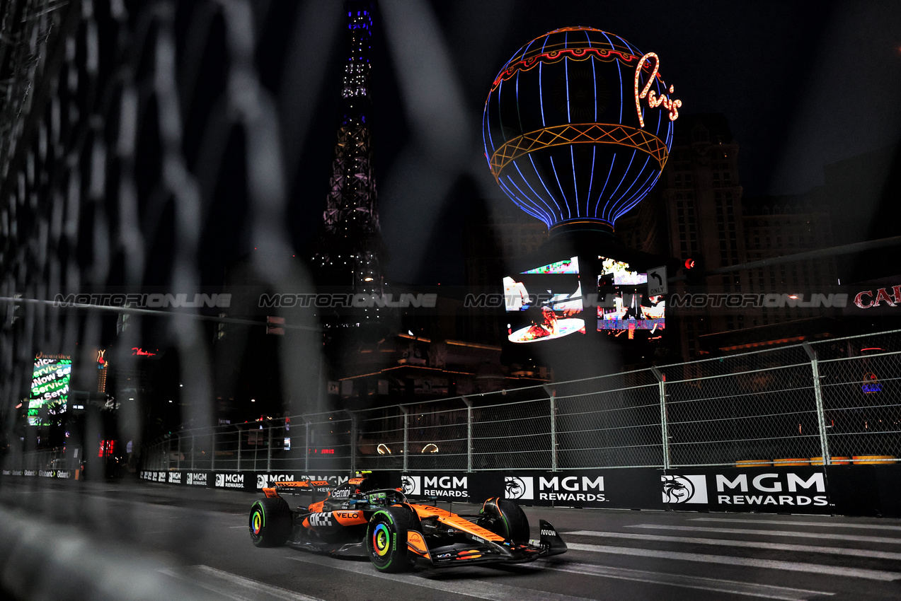 GP LAS VEGAS, Lando Norris (GBR) McLaren MCL39.
21.11.2025. Formula 1 World Championship, Rd 22, Las Vegas Grand Prix, Las Vegas, Nevada, USA, Qualifiche Day.
- www.xpbimages.com, EMail: requests@xpbimages.com © Copyright: Bearne / XPB Images