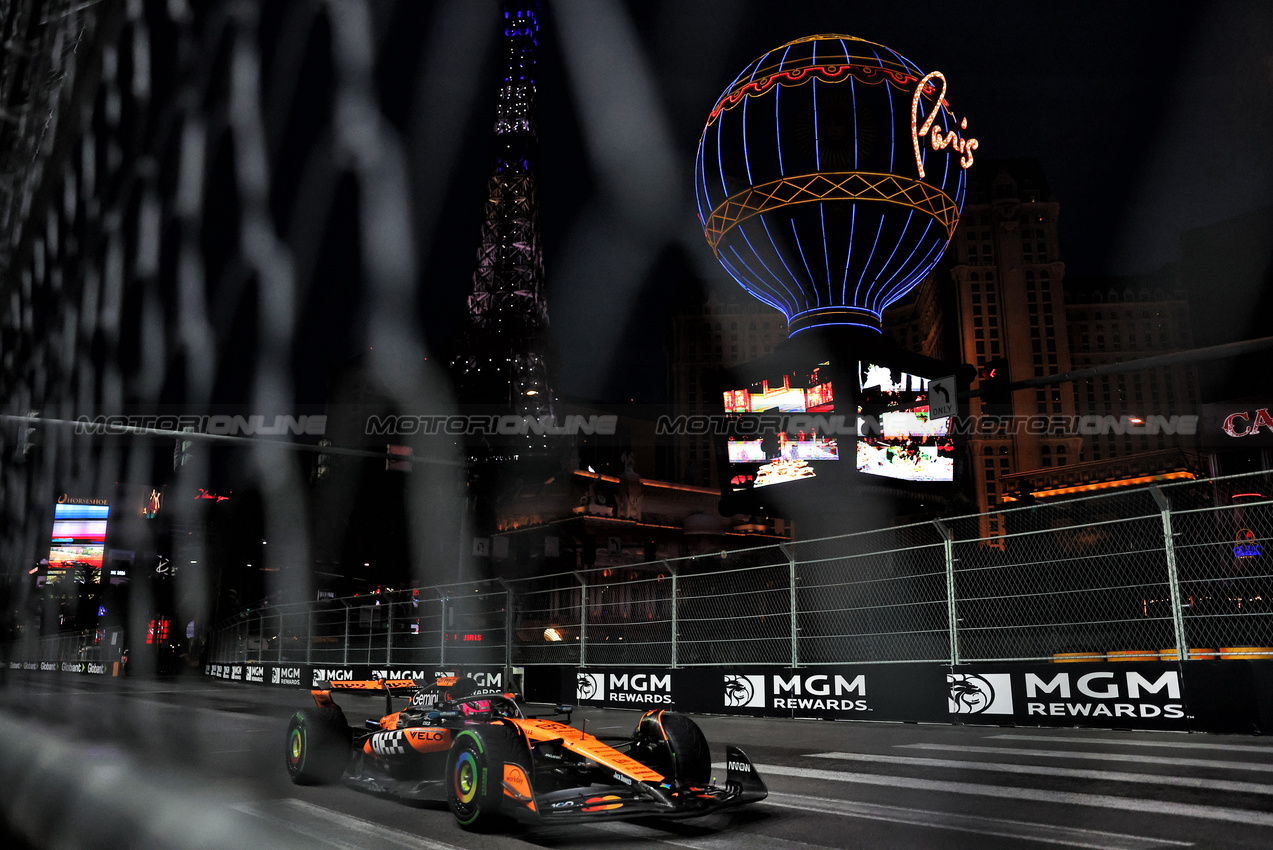 GP LAS VEGAS, Oscar Piastri (AUS) McLaren MCL39.

21.11.2025. Formula 1 World Championship, Rd 22, Las Vegas Grand Prix, Las Vegas, Nevada, USA, Qualifiche Day.

- www.xpbimages.com, EMail: requests@xpbimages.com © Copyright: Bearne / XPB Images