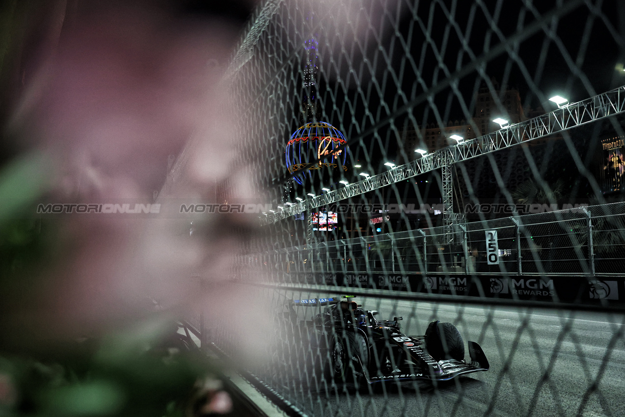 GP LAS VEGAS, Carlos Sainz (ESP) Atlassian Williams Racing FW47.
21.11.2025. Formula 1 World Championship, Rd 22, Las Vegas Grand Prix, Las Vegas, Nevada, USA, Qualifiche Day.
- www.xpbimages.com, EMail: requests@xpbimages.com © Copyright: Bearne / XPB Images