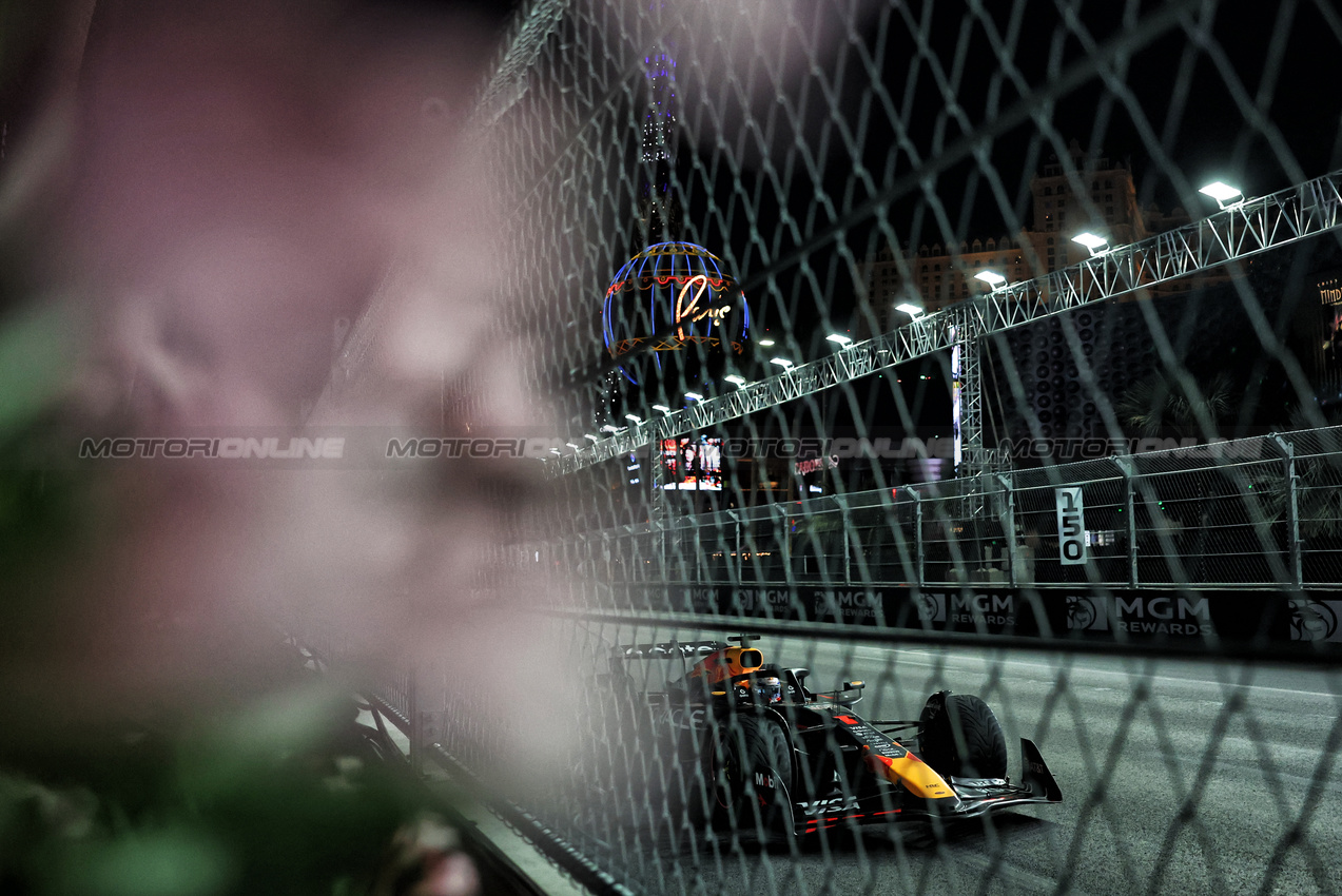 GP LAS VEGAS, Max Verstappen (NLD) Red Bull Racing RB21.

21.11.2025. Formula 1 World Championship, Rd 22, Las Vegas Grand Prix, Las Vegas, Nevada, USA, Qualifiche Day.

- www.xpbimages.com, EMail: requests@xpbimages.com © Copyright: Bearne / XPB Images