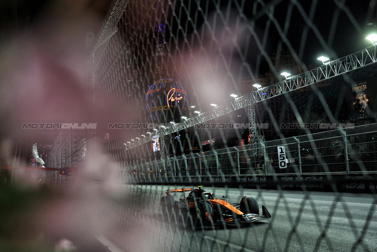 GP LAS VEGAS, Lando Norris (GBR) McLaren MCL39.

21.11.2025. Formula 1 World Championship, Rd 22, Las Vegas Grand Prix, Las Vegas, Nevada, USA, Qualifiche Day.

- www.xpbimages.com, EMail: requests@xpbimages.com © Copyright: Bearne / XPB Images