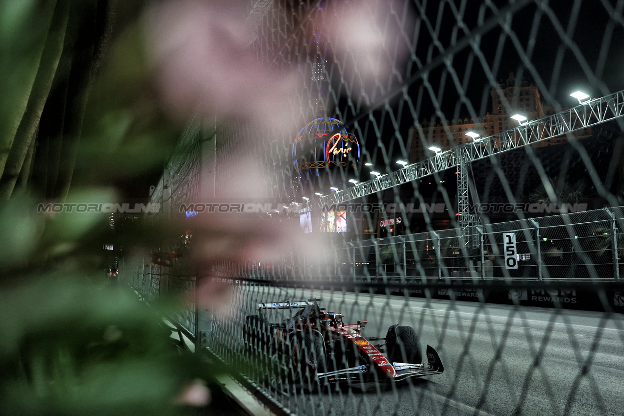 GP LAS VEGAS, Charles Leclerc (MON) Ferrari SF-25.
21.11.2025. Formula 1 World Championship, Rd 22, Las Vegas Grand Prix, Las Vegas, Nevada, USA, Qualifiche Day.
- www.xpbimages.com, EMail: requests@xpbimages.com © Copyright: Bearne / XPB Images
