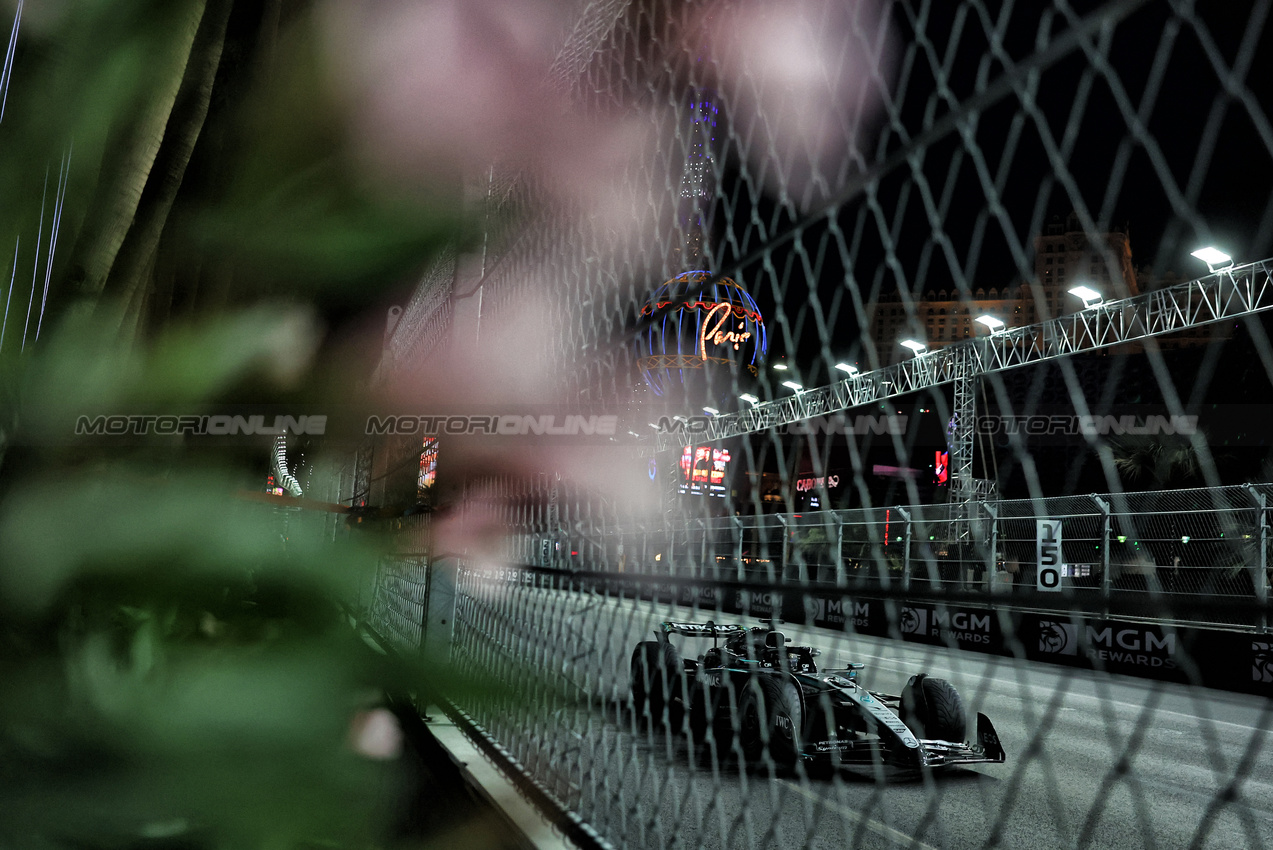 GP LAS VEGAS, George Russell (GBR) Mercedes AMG F1 W16.
21.11.2025. Formula 1 World Championship, Rd 22, Las Vegas Grand Prix, Las Vegas, Nevada, USA, Qualifiche Day.
- www.xpbimages.com, EMail: requests@xpbimages.com © Copyright: Bearne / XPB Images