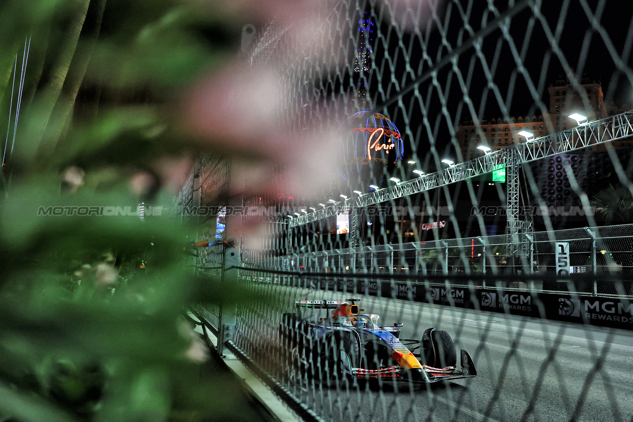 GP LAS VEGAS, Isack Hadjar (FRA) Racing Bulls VCARB 02.
21.11.2025. Formula 1 World Championship, Rd 22, Las Vegas Grand Prix, Las Vegas, Nevada, USA, Qualifiche Day.
- www.xpbimages.com, EMail: requests@xpbimages.com © Copyright: Bearne / XPB Images