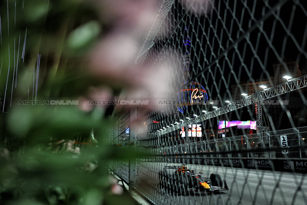 GP LAS VEGAS, Max Verstappen (NLD) Red Bull Racing RB21.

21.11.2025. Formula 1 World Championship, Rd 22, Las Vegas Grand Prix, Las Vegas, Nevada, USA, Qualifiche Day.

- www.xpbimages.com, EMail: requests@xpbimages.com © Copyright: Bearne / XPB Images