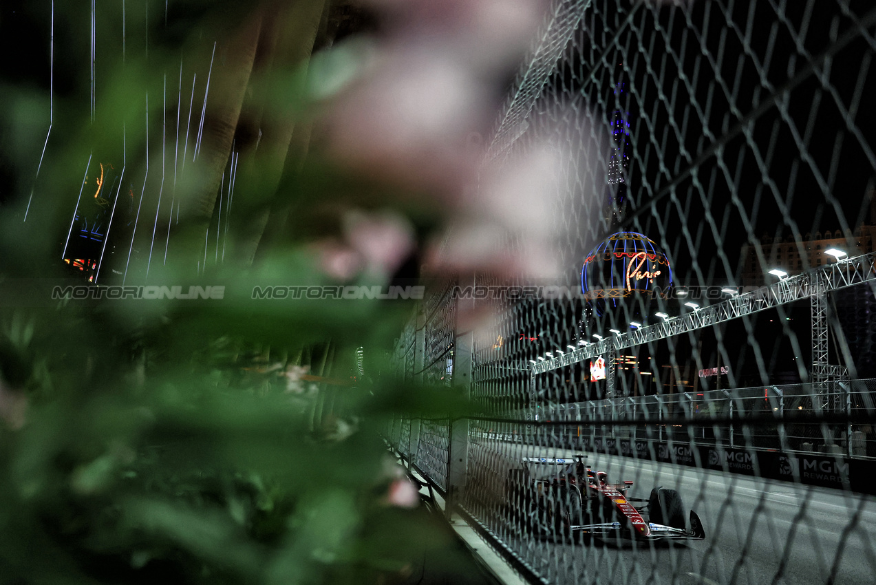 GP LAS VEGAS, Charles Leclerc (MON) Ferrari SF-25.
21.11.2025. Formula 1 World Championship, Rd 22, Las Vegas Grand Prix, Las Vegas, Nevada, USA, Qualifiche Day.
- www.xpbimages.com, EMail: requests@xpbimages.com © Copyright: Bearne / XPB Images