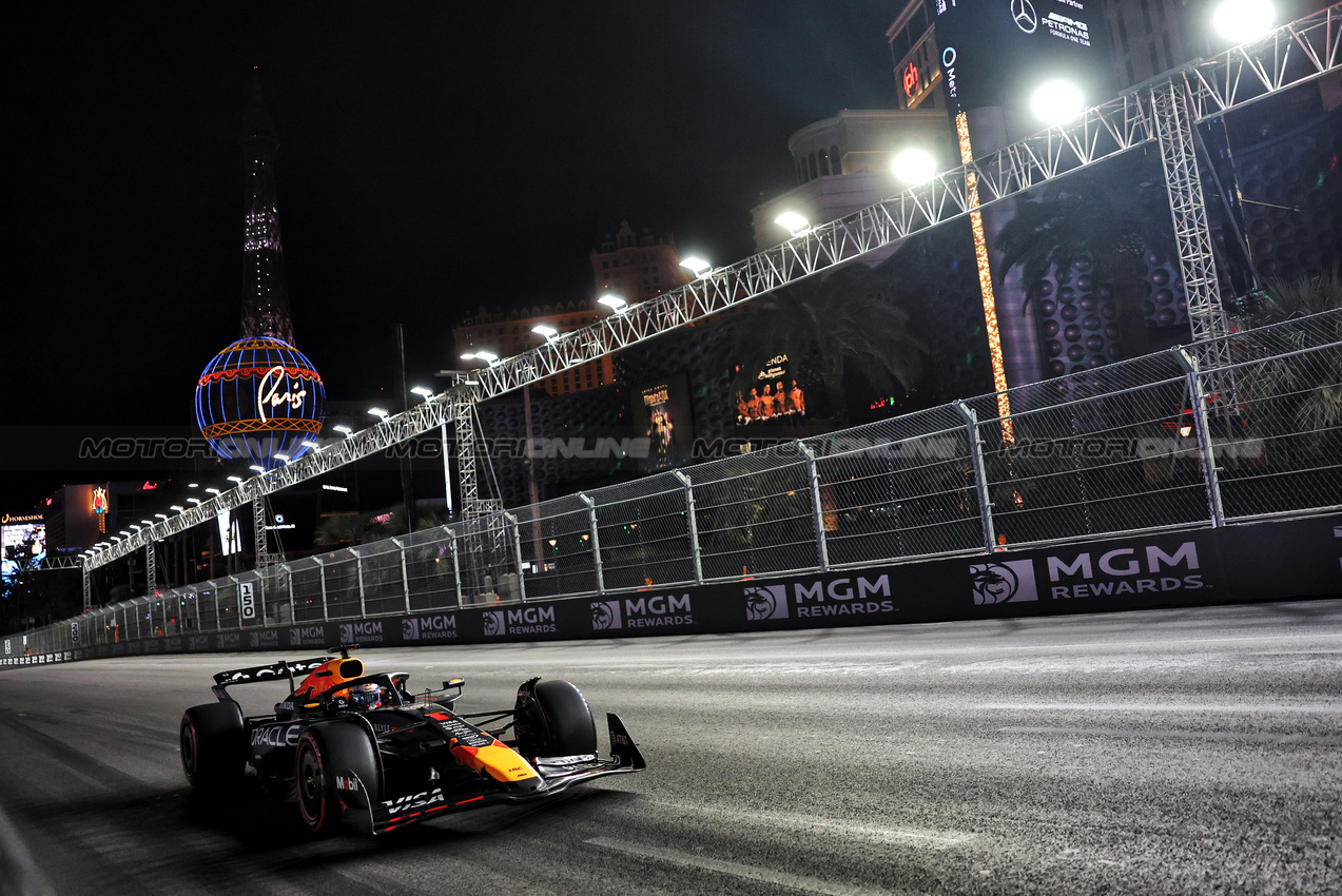 GP LAS VEGAS, Max Verstappen (NLD) Red Bull Racing RB21.
21.11.2025. Formula 1 World Championship, Rd 22, Las Vegas Grand Prix, Las Vegas, Nevada, USA, Qualifiche Day.
- www.xpbimages.com, EMail: requests@xpbimages.com © Copyright: Bearne / XPB Images