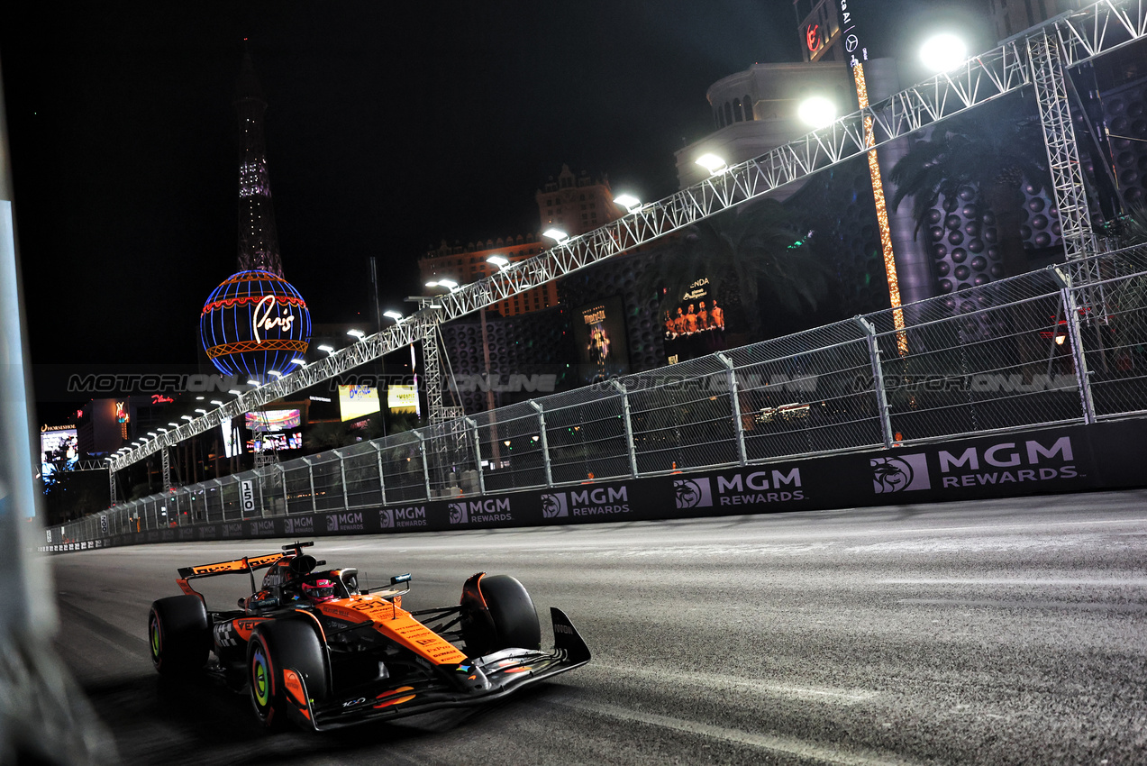 GP LAS VEGAS, Oscar Piastri (AUS) McLaren MCL39.
21.11.2025. Formula 1 World Championship, Rd 22, Las Vegas Grand Prix, Las Vegas, Nevada, USA, Qualifiche Day.
- www.xpbimages.com, EMail: requests@xpbimages.com © Copyright: Bearne / XPB Images