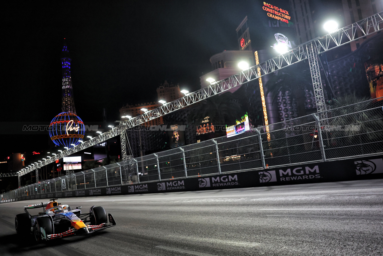 GP LAS VEGAS, Isack Hadjar (FRA) Racing Bulls VCARB 02.
21.11.2025. Formula 1 World Championship, Rd 22, Las Vegas Grand Prix, Las Vegas, Nevada, USA, Qualifiche Day.
- www.xpbimages.com, EMail: requests@xpbimages.com © Copyright: Bearne / XPB Images