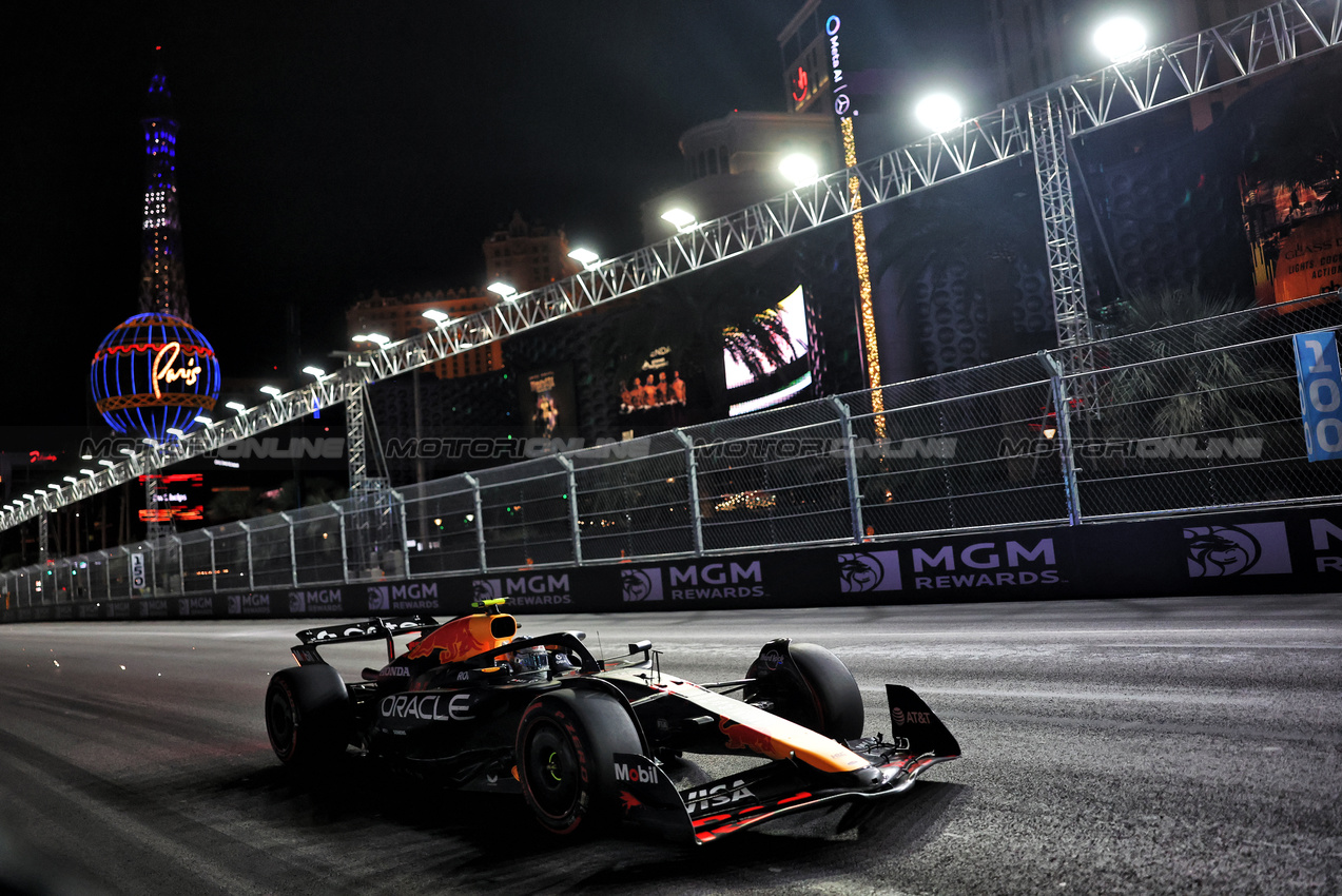 GP LAS VEGAS, Yuki Tsunoda (JPN) Red Bull Racing RB21.

21.11.2025. Formula 1 World Championship, Rd 22, Las Vegas Grand Prix, Las Vegas, Nevada, USA, Qualifiche Day.

- www.xpbimages.com, EMail: requests@xpbimages.com © Copyright: Bearne / XPB Images