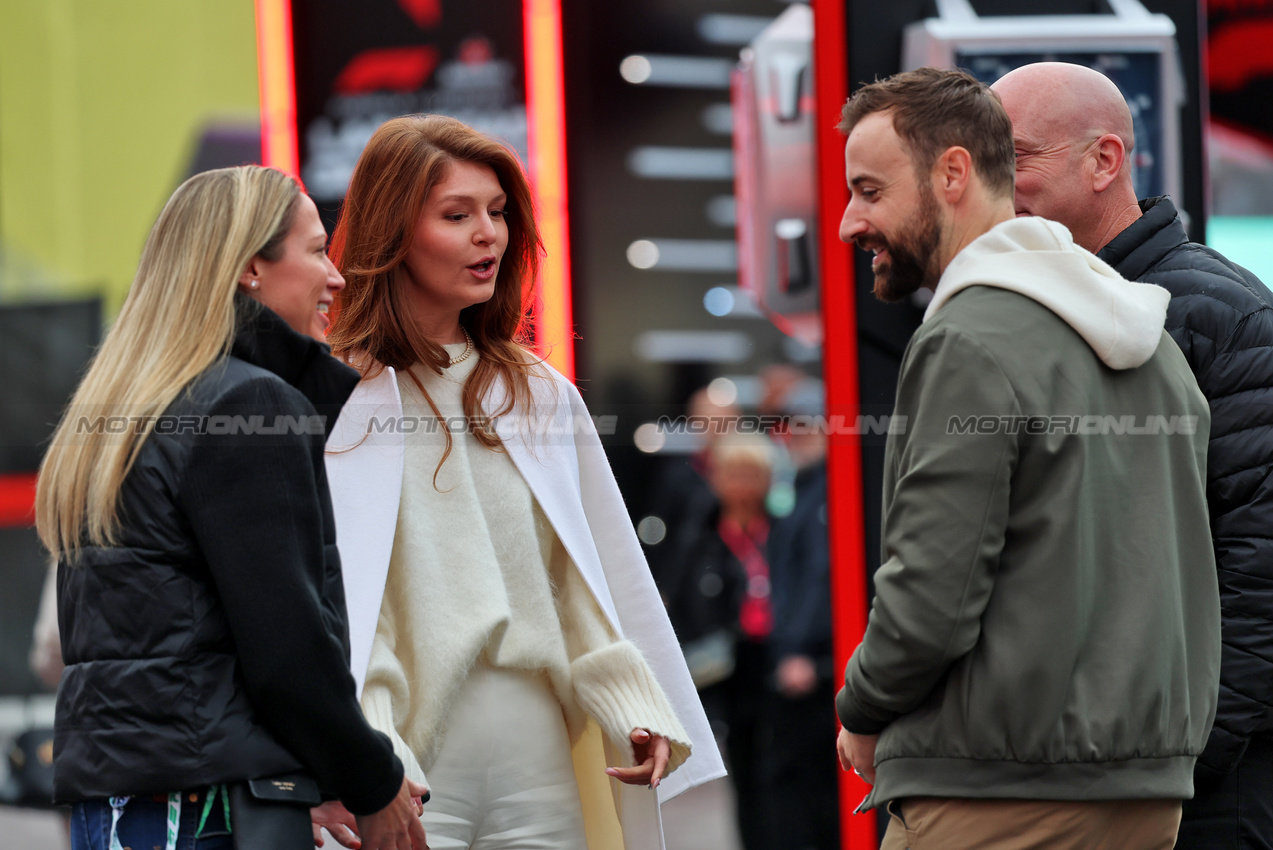 GP LAS VEGAS, (L to R): Rebecca Dalton (CDN); Cassidy Towriss; James Hinchcliffe (CDN) F1 Digital Presenter; e Dan Towriss (USA) Cadillac F1 Team e TWG Motorsports CEO.
21.11.2025. Formula 1 World Championship, Rd 22, Las Vegas Grand Prix, Las Vegas, Nevada, USA, Qualifiche Day.
- www.xpbimages.com, EMail: requests@xpbimages.com © Copyright: Batchelor / XPB Images