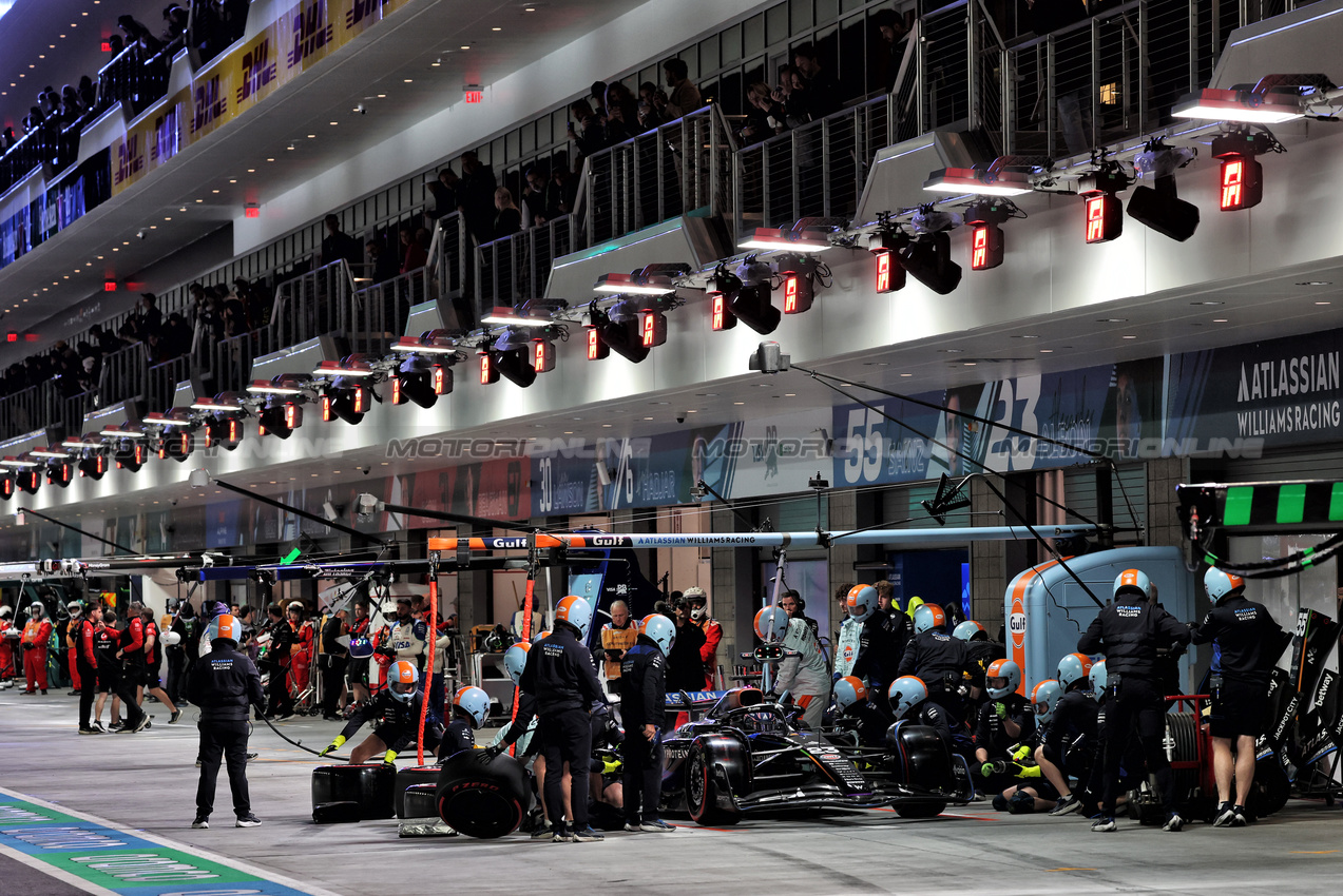 GP LAS VEGAS, Alexander Albon (THA) Atlassian Williams Racing FW47 in the pits.

21.11.2025. Formula 1 World Championship, Rd 22, Las Vegas Grand Prix, Las Vegas, Nevada, USA, Qualifiche Day.

- www.xpbimages.com, EMail: requests@xpbimages.com © Copyright: Batchelor / XPB Images