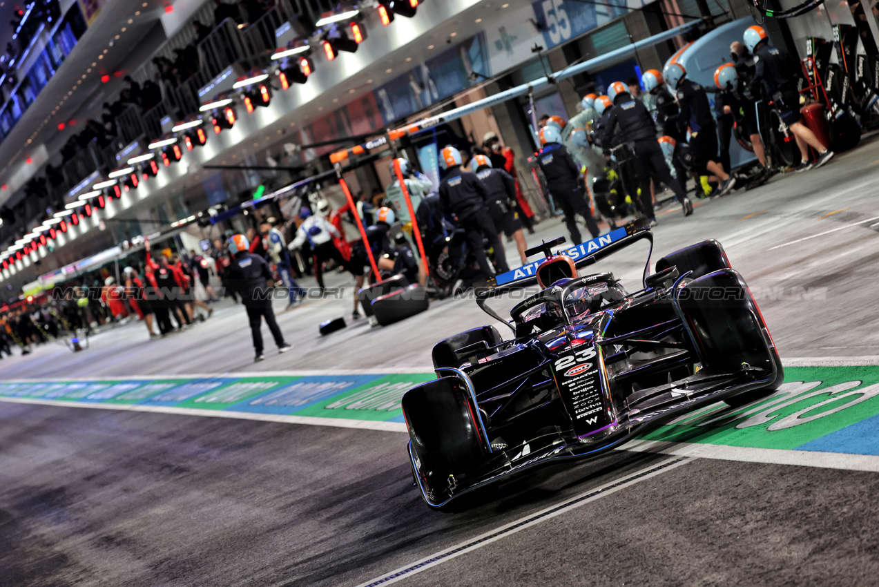 GP LAS VEGAS, Alexander Albon (THA) Atlassian Williams Racing FW47 in the pits.

21.11.2025. Formula 1 World Championship, Rd 22, Las Vegas Grand Prix, Las Vegas, Nevada, USA, Qualifiche Day.

- www.xpbimages.com, EMail: requests@xpbimages.com © Copyright: Batchelor / XPB Images