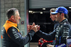 GP LAS VEGAS, (L to R): Zak Brown (USA) McLaren Executive Director in qualifying parc ferme with third placed Carlos Sainz (ESP) Atlassian Williams Racing.

21.11.2025. Formula 1 World Championship, Rd 22, Las Vegas Grand Prix, Las Vegas, Nevada, USA, Qualifiche Day.

- www.xpbimages.com, EMail: requests@xpbimages.com © Copyright: Bearne / XPB Images
