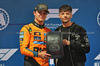 GP LAS VEGAS, (L to R): Lando Norris (GBR) McLaren receives the Pirelli Pole Position Award from Louis Tomlinson (GBR) Singer in qualifying parc ferme.

21.11.2025. Formula 1 World Championship, Rd 22, Las Vegas Grand Prix, Las Vegas, Nevada, USA, Qualifiche Day.

- www.xpbimages.com, EMail: requests@xpbimages.com © Copyright: Batchelor / XPB Images