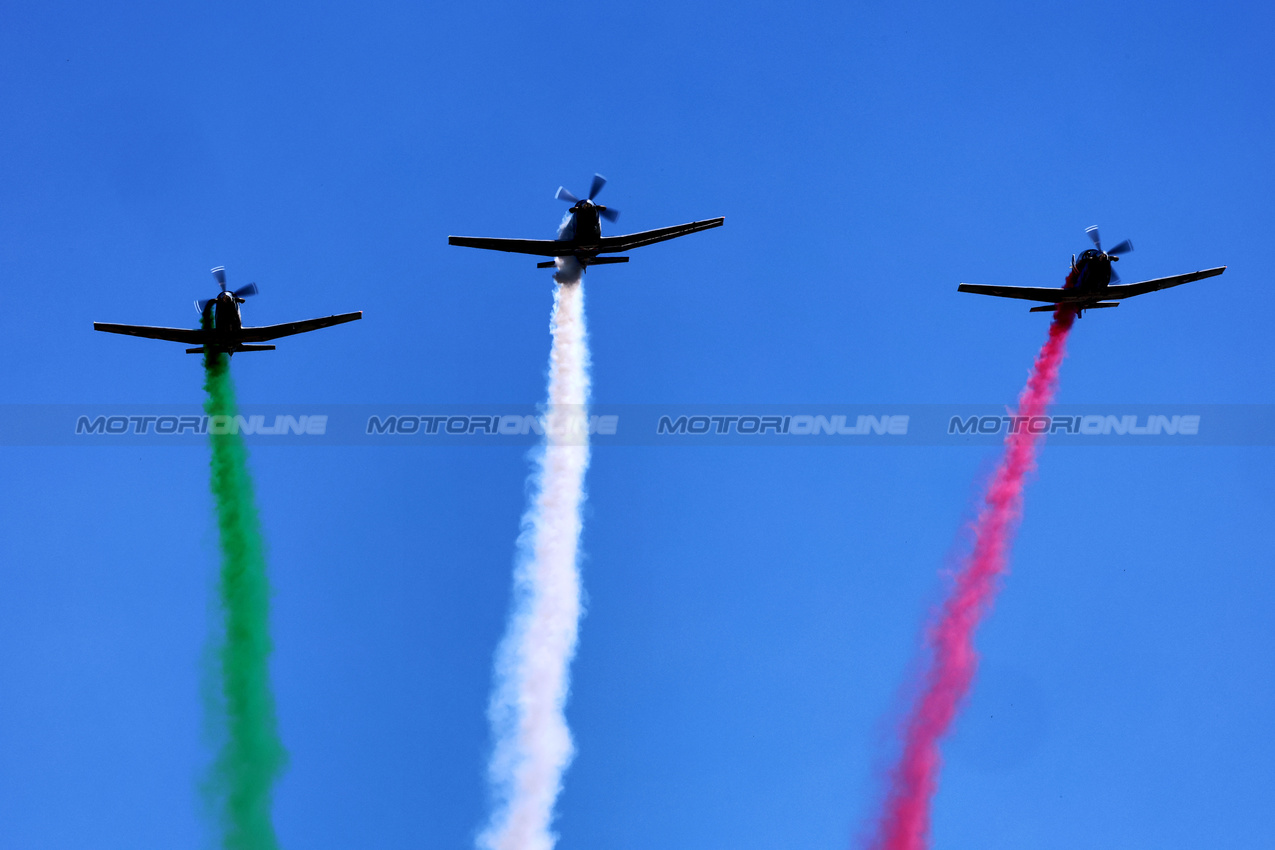 GP MESSICO, griglia Atmosfera - airplanes.
26.10.2025. Formula 1 World Championship, Rd 20, Mexican Grand Prix, Mexico City, Mexico, Gara Day.
- www.xpbimages.com, EMail: requests@xpbimages.com © Copyright: Batchelor / XPB Images