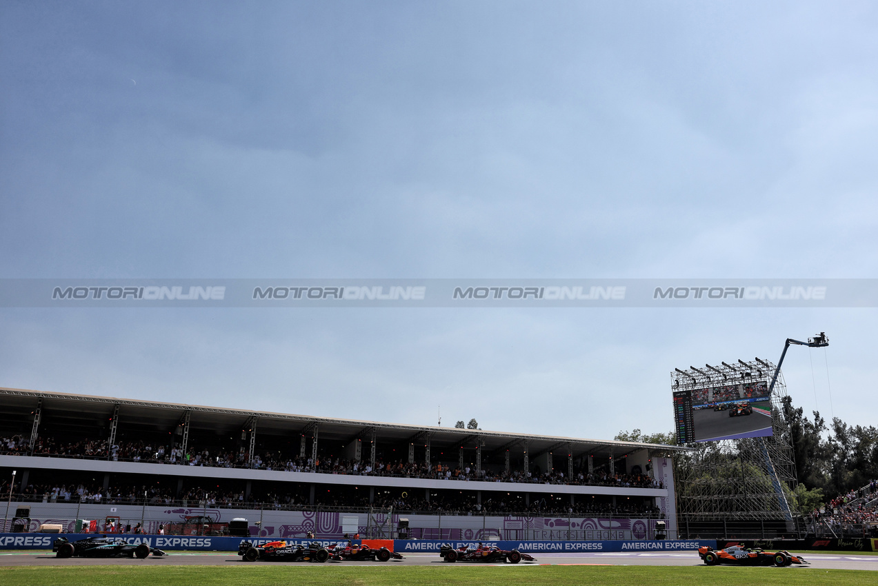 GP MESSICO, Lando Norris (GBR) McLaren MCL39 davanti a at the partenza of the race.

26.10.2025. Formula 1 World Championship, Rd 20, Mexican Grand Prix, Mexico City, Mexico, Gara Day.

- www.xpbimages.com, EMail: requests@xpbimages.com © Copyright: Bearne / XPB Images