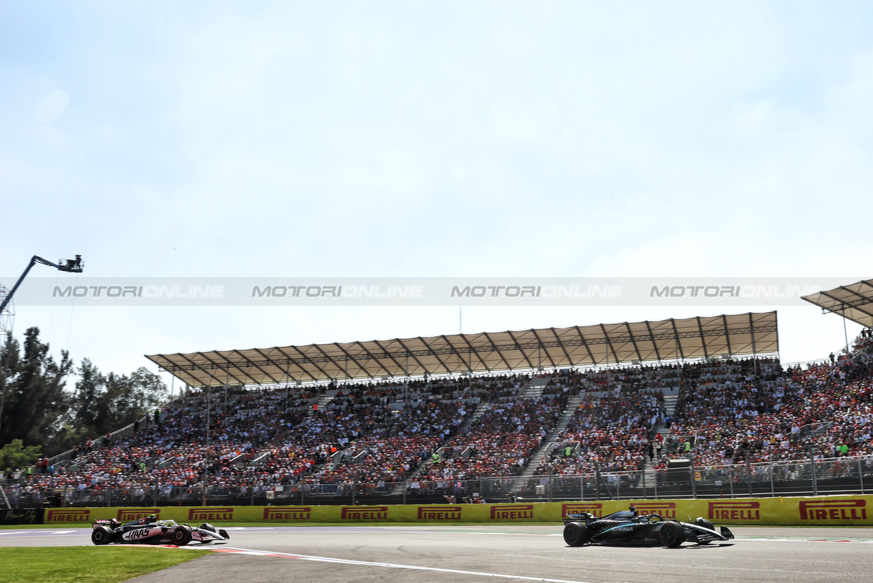 GP MESSICO, George Russell (GBR) Mercedes AMG F1 W16.

26.10.2025. Formula 1 World Championship, Rd 20, Mexican Grand Prix, Mexico City, Mexico, Gara Day.

- www.xpbimages.com, EMail: requests@xpbimages.com © Copyright: Bearne / XPB Images