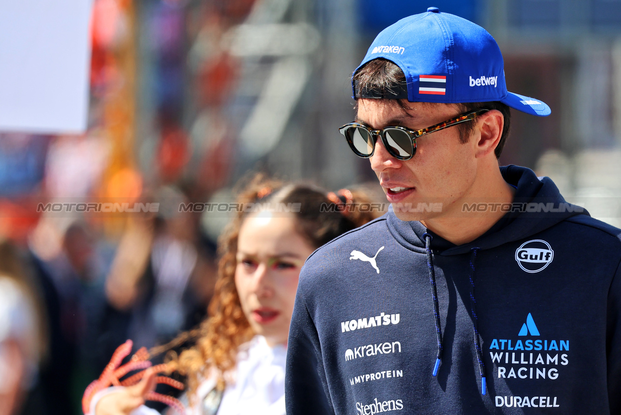 GP MESSICO, Alexander Albon (THA) Atlassian Williams Racing on the drivers' parade.

26.10.2025. Formula 1 World Championship, Rd 20, Mexican Grand Prix, Mexico City, Mexico, Gara Day.

- www.xpbimages.com, EMail: requests@xpbimages.com © Copyright: Batchelor / XPB Images